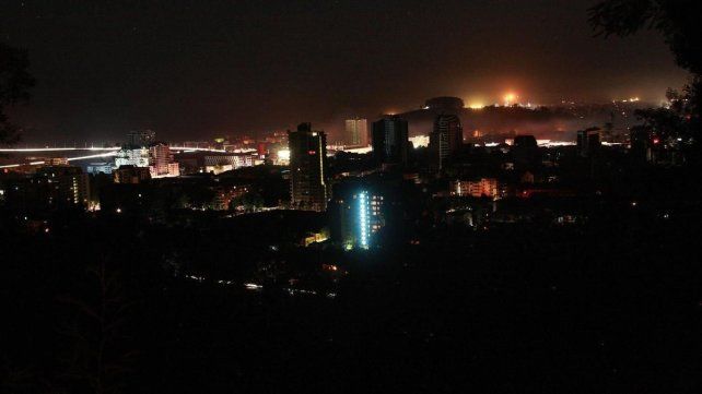 Una gran parte de Chile permanecía sin energía eléctrica durante este martes a la tarde. Una gran parte de Chile permanecía sin energía eléctrica durante este martes a la tarde.