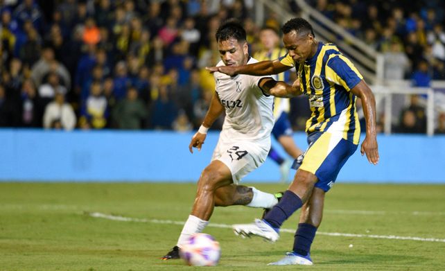 Jaminton Campaz anotó su primer gol en Central frente a Independiente. Con el tanto el canalla sumó de a tres en el Gigante.