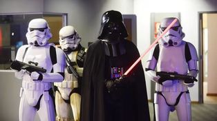 Un ciudadano cordobés fue a votar vestido de Darth Vader y acompañado por stormtroopers.