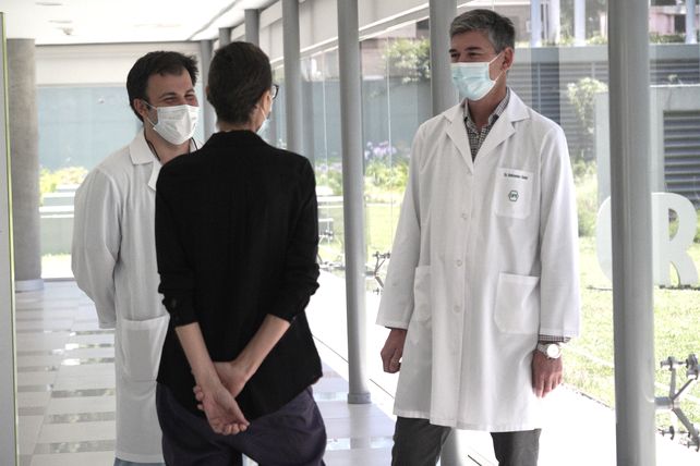 Profesionalismo y afecto. Los médicos Mahuad y Beltramino con Fabiana