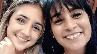 Lara Arreguiz junto a su mamá, Claudia Sánchez.
