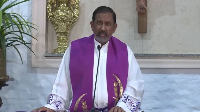 En vivo: el padre Ignacio realiza su tradicional Vía Crucis, otra vez virtual