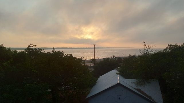 La zona del Parque España este sábado por la mañana. Rosario amaneció una vez más con humo.