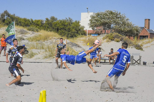 Argentino está entre los cuatro mejores de la Liga Nacional de Fútbol Playa que se juega en Puerto Madryn.