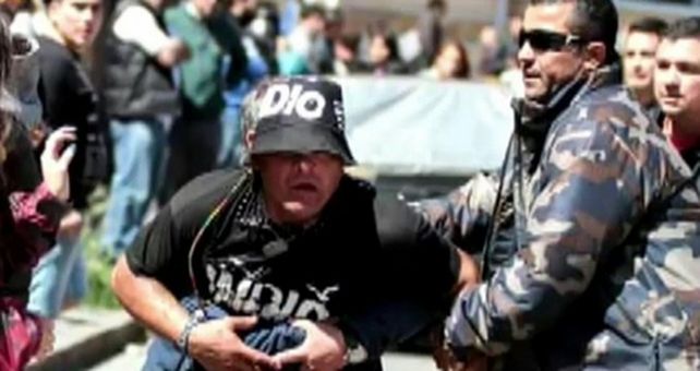 Retratado. César Vega fue captado por las cámaras de video de la terminal. Llevaba una gorra con la inscripción del Indio y arengaba al grupo que hizo destrozos en los locales.&nbsp;