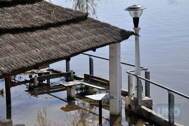 La crecida del río afectó a algunos clubes de la costanera de Paraná