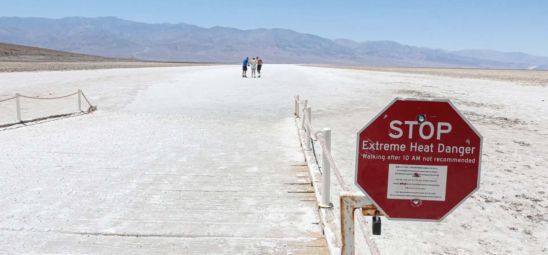 Una señal de advertencia de calor en las salinas de Badwater Basin, Valle de la Muerte, California. Fotografía: Gabe Ginsberg/SOPA Images/Rex/Shutterstock Una señal de advertencia de calor en las salinas de Badwater Basin, Valle de la Muerte, California. Fotografía: Gabe Ginsberg/SOPA Images/Rex/Shutterstock