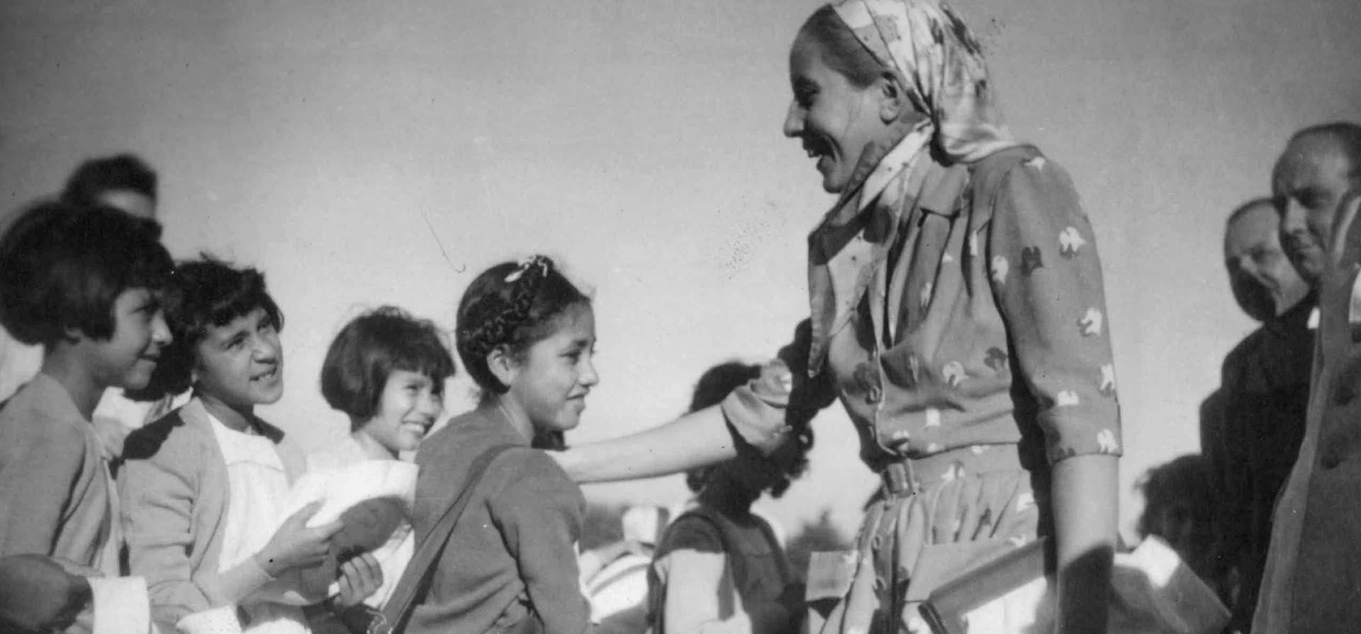 María Eva Duarte de Perón con un grupo de niños en la colonia de vacaciones de la Fundación Eva Perón en una imagen de1949.