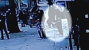 El viral del momento: caminaba por la vereda y cayó en un agujero de ratas