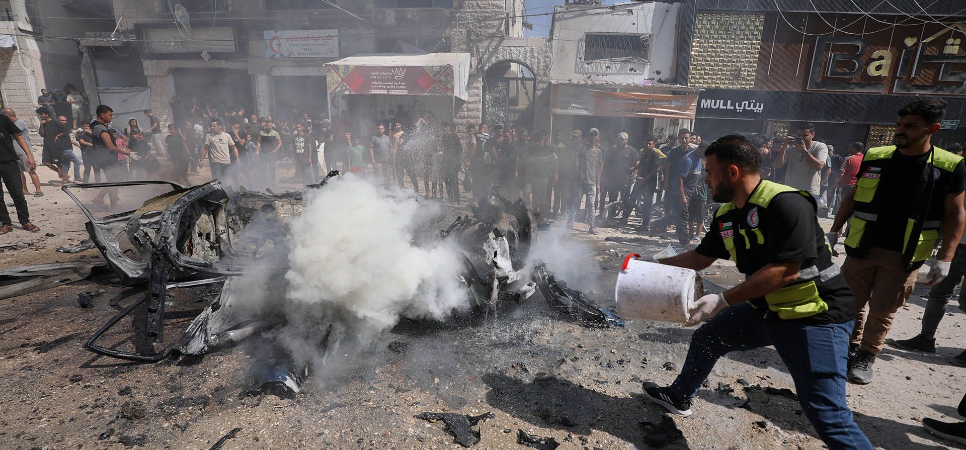Un paramédico palestino arroja agua sobre los restos humeantes de un automóvil tras un ataque israelí en la ciudad de Gaza, el lunes 31 de agosto de 2026. (Foto AP/Yousef Alzanoun)