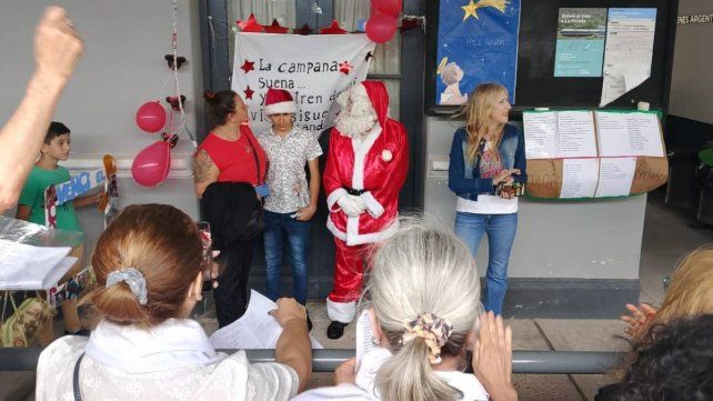 Alan Vallejos tiene 13 años y el lunes tocó la campana en la estación del ferrocarril como el símbolo del fin de una etapa. Se puede