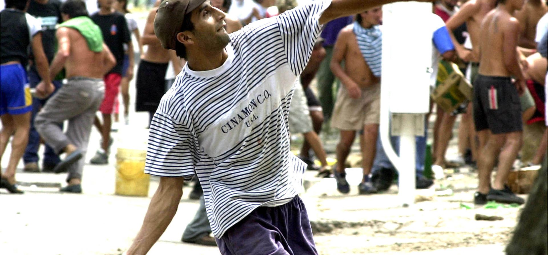 19/12/2001. Saqueos y lucha de pobres en Av. Perón al 4300.