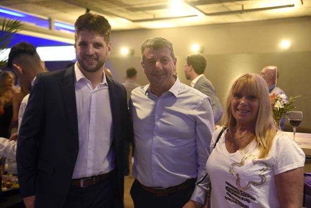 Pablo Porta y su mujer junto al anfitrión de la noche
