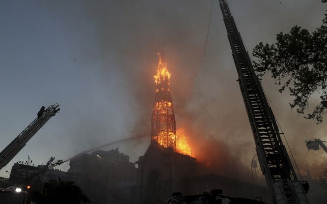 Incendios y destrozos a un año de las protestas sociales que sacudieron a Chile