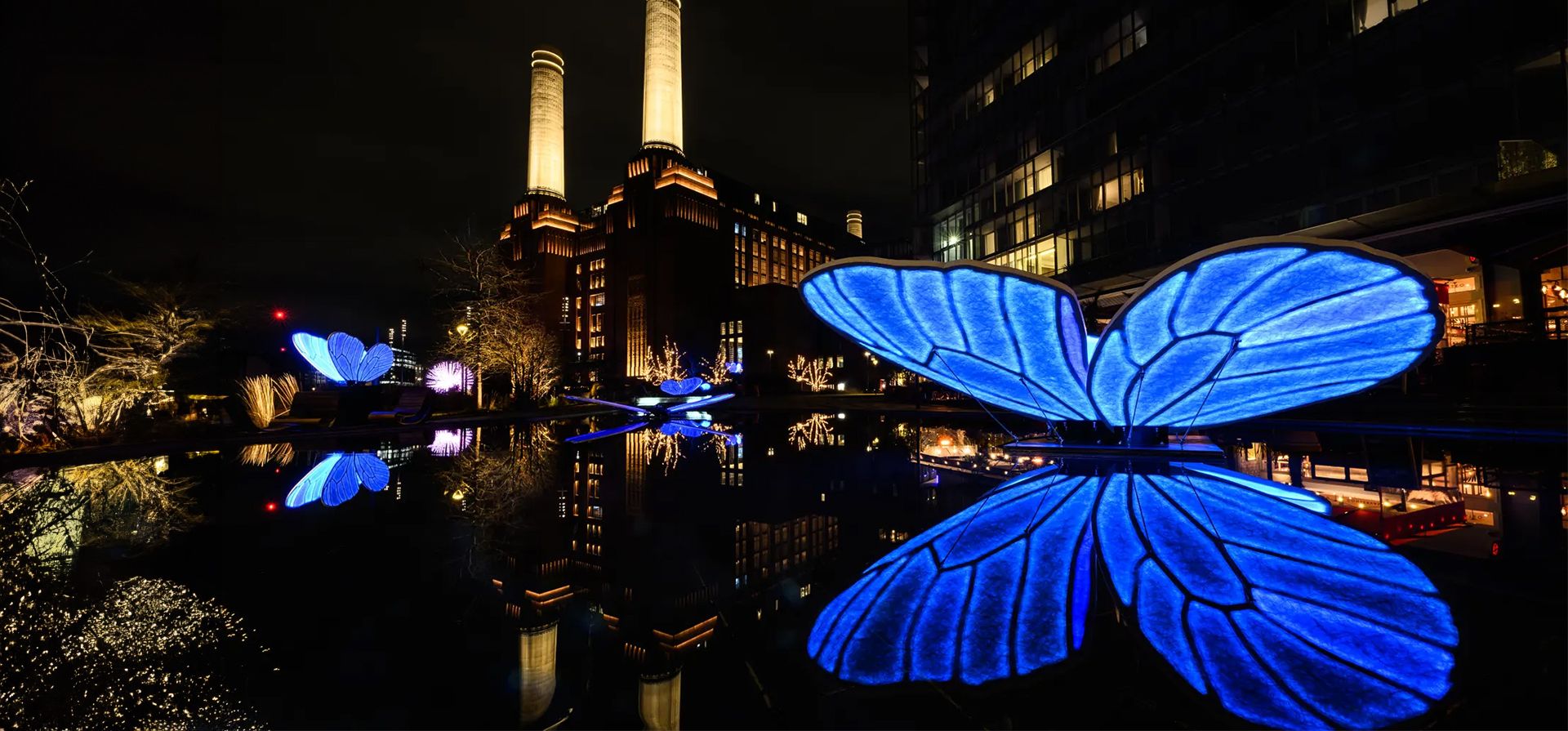 Efecto mariposa, una escultura iluminada de Masamichi Shimada, frente a la Sala de Turbinas de la central eléctrica de Battersea en Londres, Inglaterra. Fotografía: Leon Neal/Getty Images Efecto mariposa, una escultura iluminada de Masamichi Shimada, frente a la Sala de Turbinas de la central eléctrica de Battersea en Londres, Inglaterra. Fotografía: Leon Neal/Getty Images