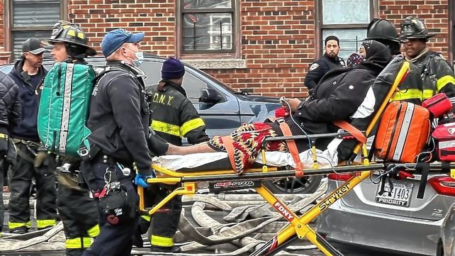 Dantesco incendio de un edificio en Nueva York dejó 19 muertos