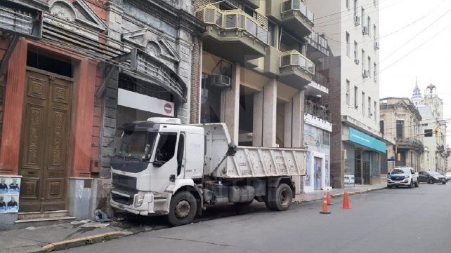 Un camión se estrelló contra el frente de un estacionamiento