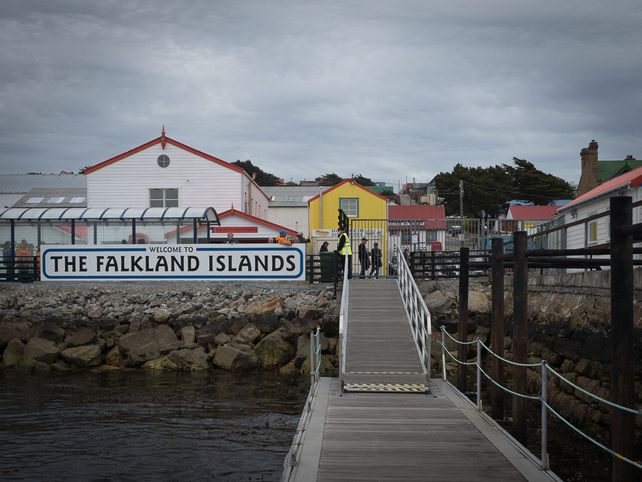 Con ironía, los kelpers pidieron a Trump que construya un muro también en Malvinas contra la Argentina
