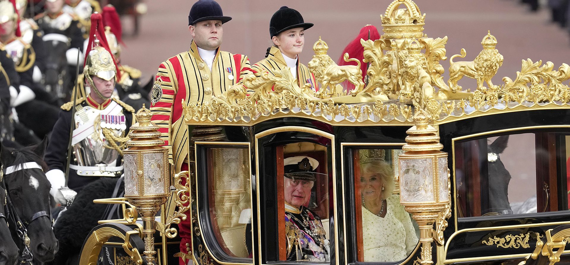 El rey Carlos III de Gran Bretaña y la reina Camilla regresan al Palacio de Buckingham en el State Coach después de asistir a la apertura estatal del Parlamento en el Palacio de Westminster en Londres, el martes 7 de noviembre de 2023. (Foto AP/Kin Cheung) El rey Carlos III de Gran Bretaña y la reina Camilla regresan al Palacio de Buckingham en el State Coach después de asistir a la apertura estatal del Parlamento en el Palacio de Westminster en Londres, el martes 7 de noviembre de 2023. (Foto AP/Kin Cheung)