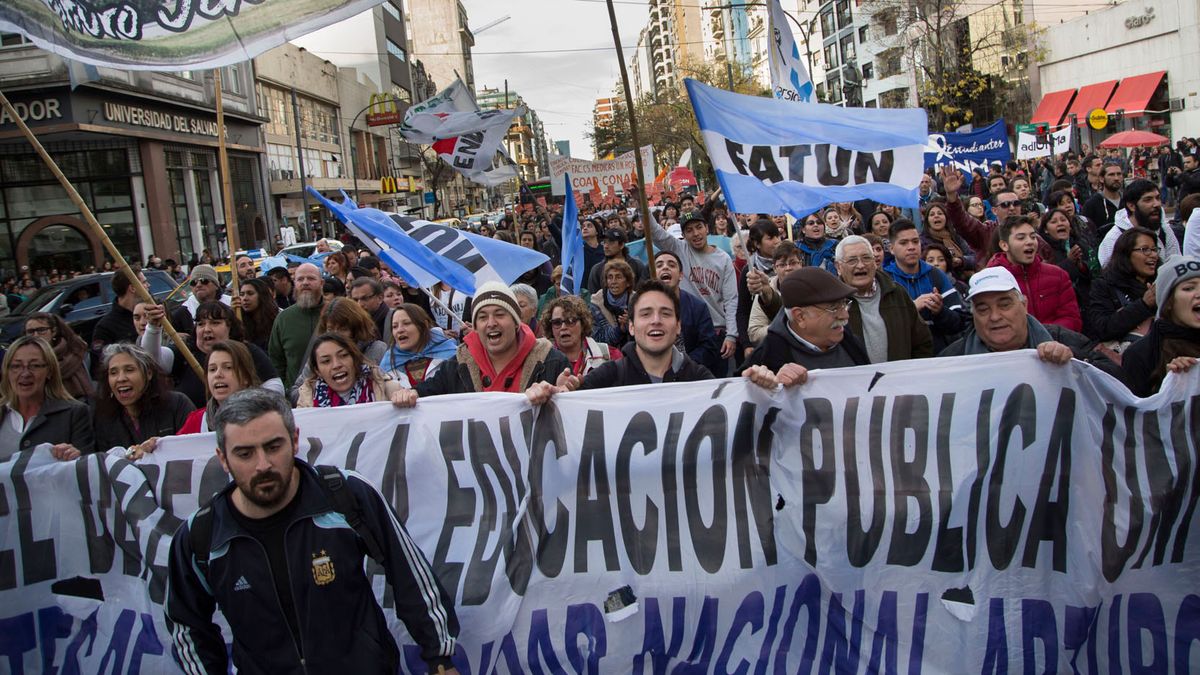 Multitudinaria marcha en Buenos Aires en defensa de la educación pública