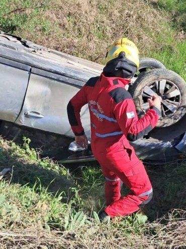 Ruta 14 vieja: un auto despistó y volcó en un zanjón