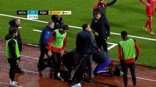 Conmoción en Europa: un entrenador se descompensó en un partido y murió minutos después.