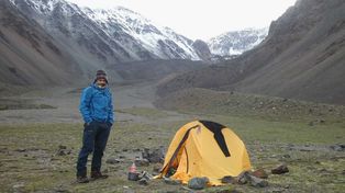 El andinista Juan Manuel Yuvone en el campamento Las Veguitas.