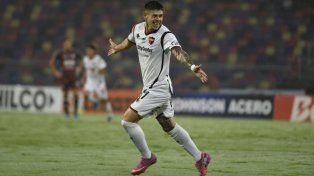 Franco García celebra su único gol en Newells, en la victoria ante Central Córdoba de Santiago del Estero.