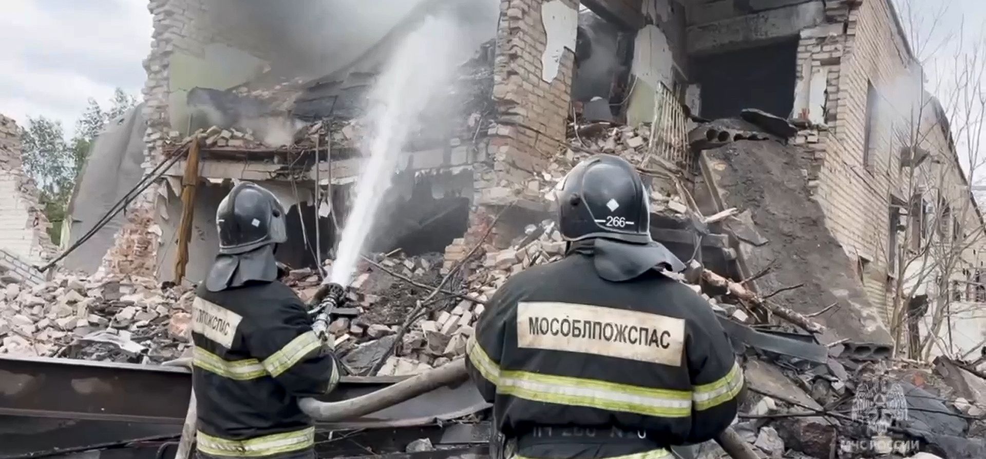 Bomberos trabajan al costado de la Planta Óptica y Mecánica de Zagorsk después de una explosión en la ciudad de Sergiev Posad, Región de Moscú, a unos 65 km al noreste de Moscú, Rusia, 9 de agosto de 2023. (Servicio de prensa del Ministerio de Emergencias de Rusia vía AP) Bomberos trabajan al costado de la Planta Óptica y Mecánica de Zagorsk después de una explosión en la ciudad de Sergiev Posad, Región de Moscú, a unos 65 km al noreste de Moscú, Rusia, 9 de agosto de 2023. (Servicio de prensa del Ministerio de Emergencias de Rusia vía AP)