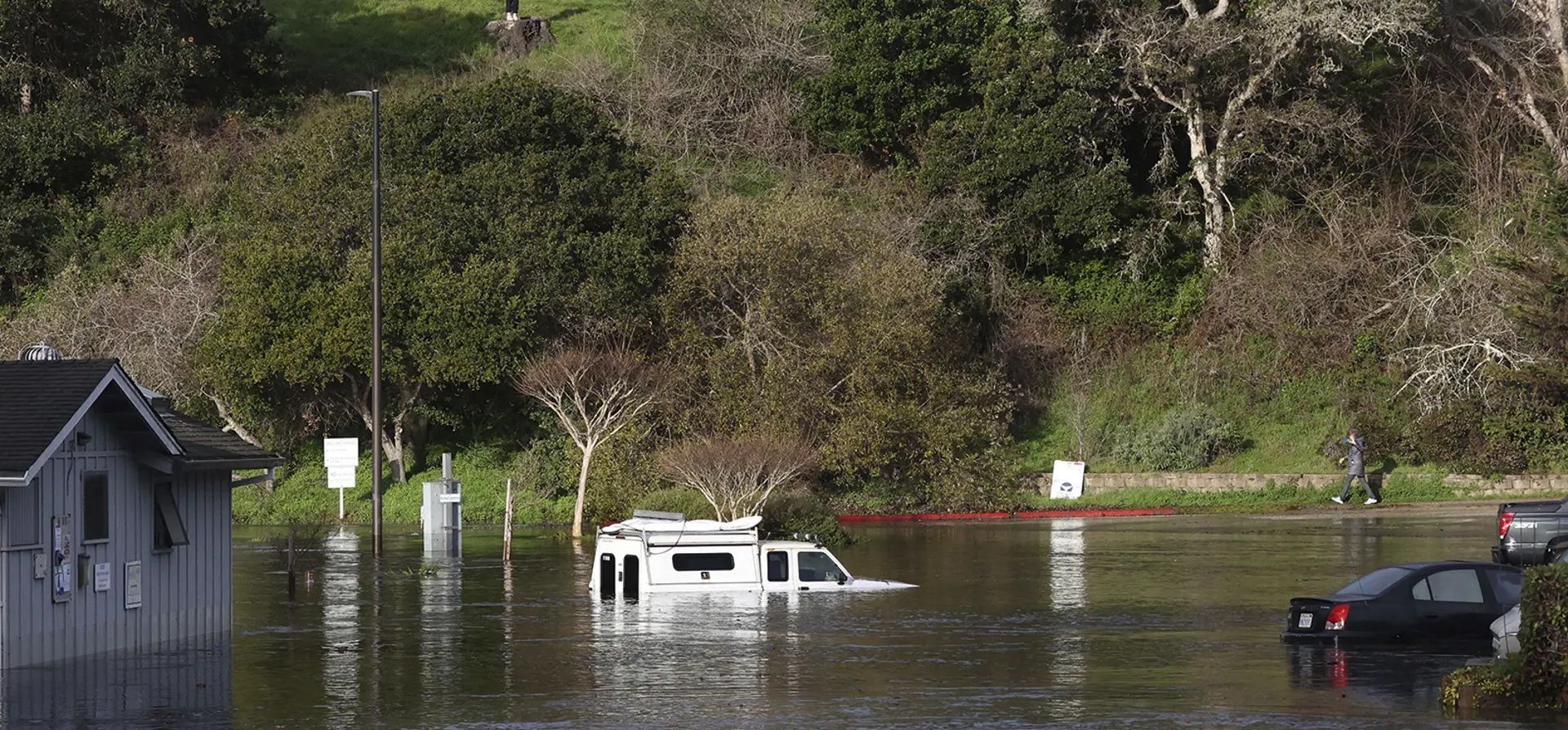 La oleada de tsunami inunda un estacionamiento en la parte superior de Upper Harbor en Santa Cruz, California. Fotografía: Shmuel Thaler/AP