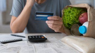 Un diagnóstico crítico sobre las finanzas de los hogares santafesinos: la caída del poder adquisitivo y las altas tasas de interés generan un combo explosivo