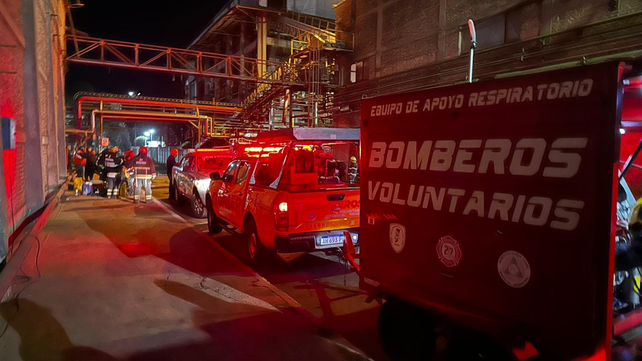 Dotaciones de bomberos voluntarios de localidades de la región acudieron al incendio