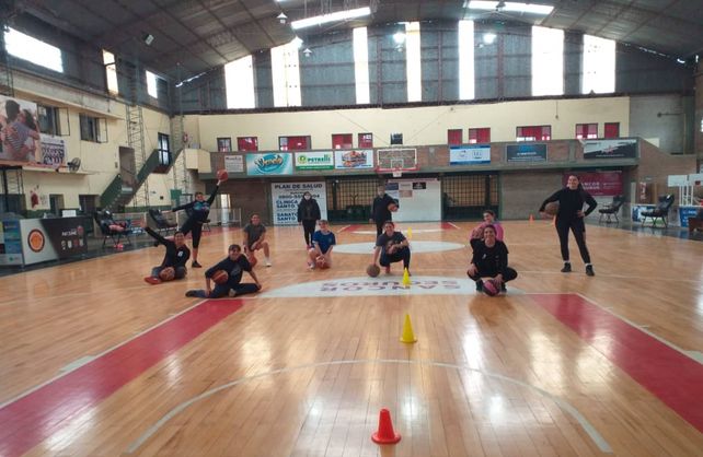 Rivadavia y CUST abren la actividad del Torneo Mixto de básquet.
