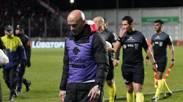 Sebastián Méndez se retira del estadio de San Nicolás con cabeza gacha. No pudo hacer de Newells un equipo que genere ilusión.