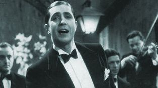 Original homenaje a Carlos Gardel con gente en las plazas cantando Volver
