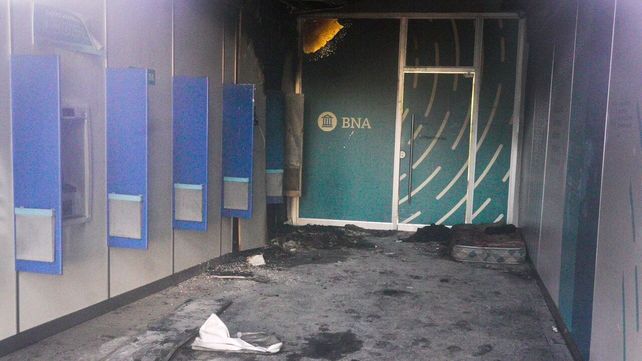 Dos personas en situación de calle se pelearon y ocasionaron un principio de incendio en un cajero del Banco Nación de Pellegrini al 1800.