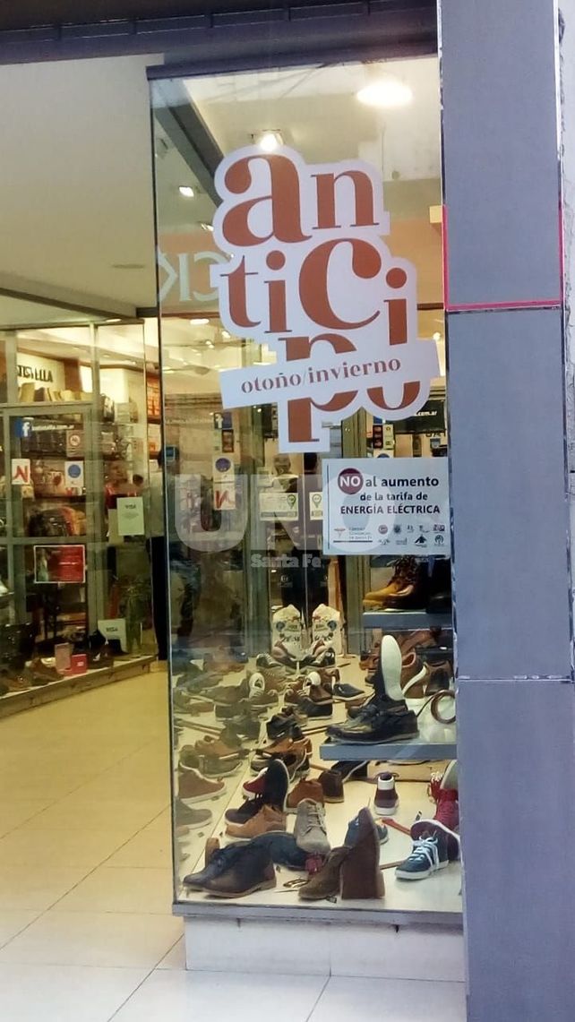 Con carteles en las vidrieras, los comercios santafesinos se quejan de las tarifas eléctricas
