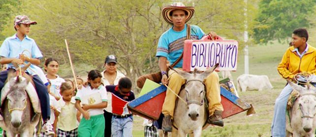 Soriano (derecha) en uno de sus viajes por los valles del Caribe colombiano a lomo de su burro Beto.