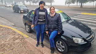 Carina y Silvia, quienes desde hace varios años llevan adelante la profesión de conducir un taxi, necesitan sus licencias.&nbsp;