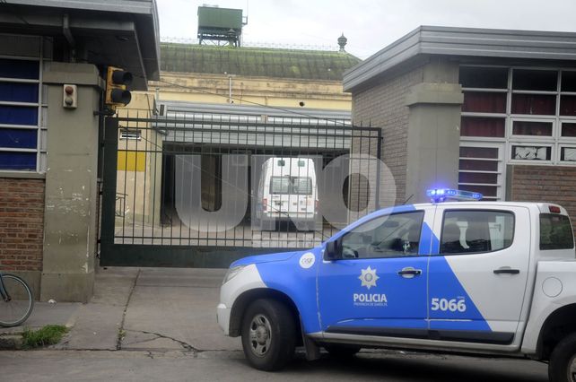 Intentó robar una bici, un policía le disparó y  quedó internado