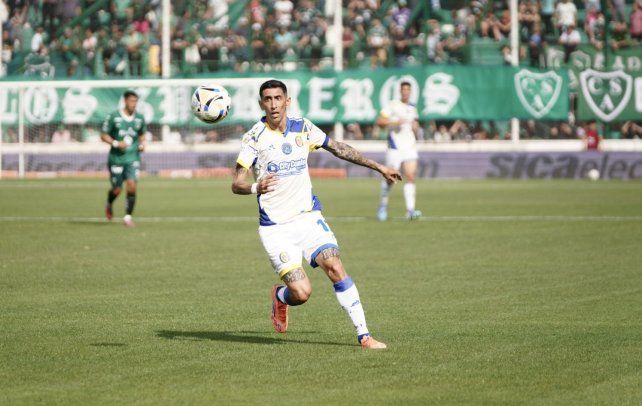 Di María atento a la pelota en el triunfo de Central ante Sarmiento en Junín.  Di María atento a la pelota en el triunfo de Central ante Sarmiento en Junín.