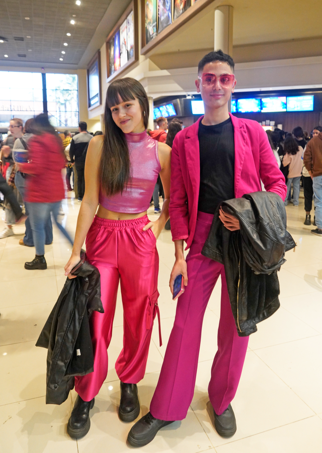 Una pareja Barbie en el hall del Showcase.