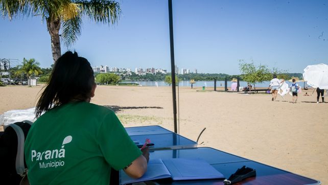 La Municipalidad de Paraná habilitó el servicio de sombrillas y reposeras en el balneario Thompson