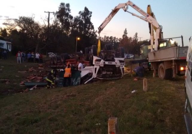 Vera: murió el conductor de un camión que volcó en la ruta nacional 11
