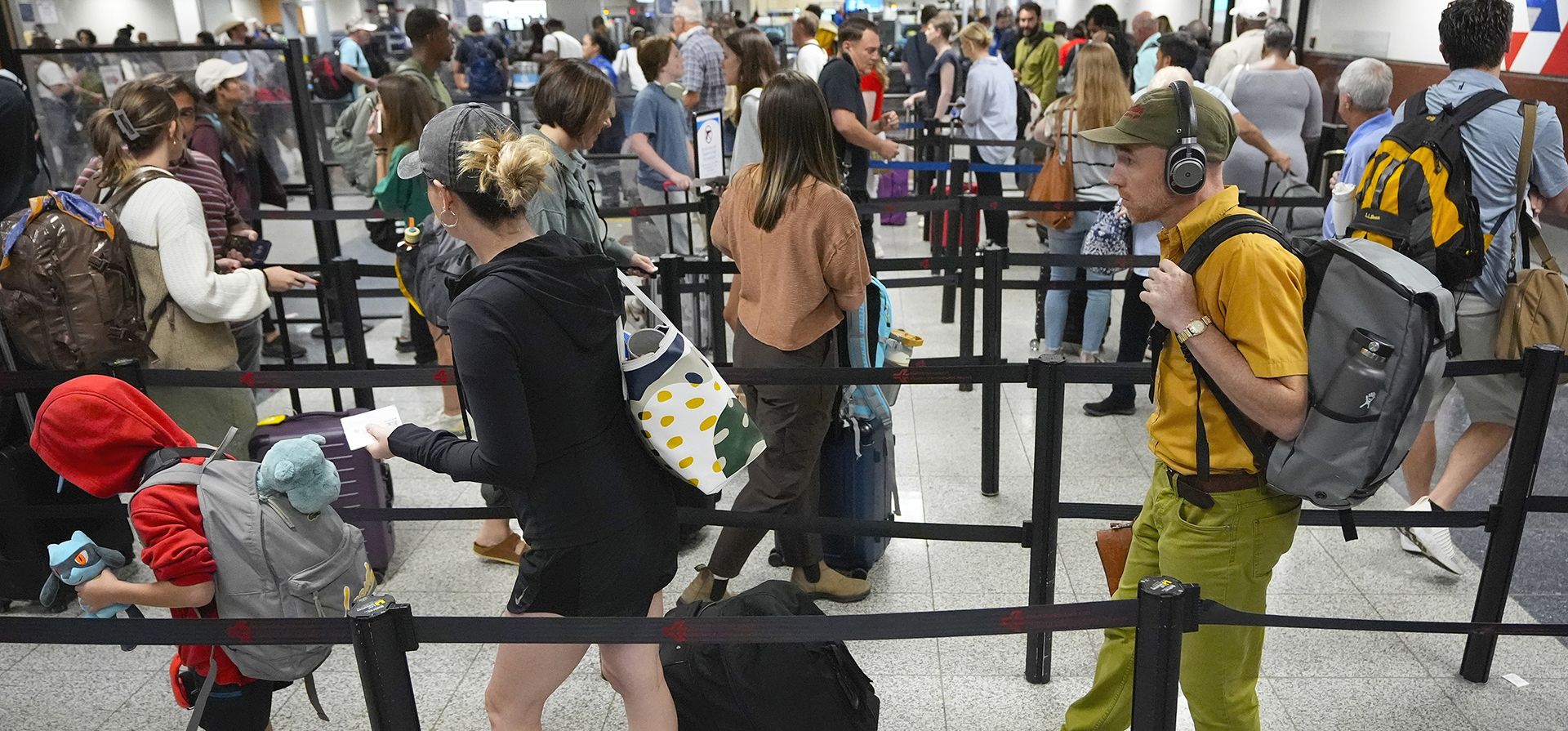 Los viajeros hacen fila para obtener autorización de seguridad en el Aeropuerto Internacional Hartsfield-Jackson de Atlanta el viernes 28 de junio de 2024 en Atlanta. Se acerca el 4 de julio y la avalancha de viajes ya está aumentando. El día de mayor actividad en los aeropuertos de EE. UU. será hoy, cuando la TSA espera examinar a más de 3 millones de personas en un solo día. (Foto AP/Pablo Martínez Monsiváis) Los viajeros hacen fila para obtener autorización de seguridad en el Aeropuerto Internacional Hartsfield-Jackson de Atlanta el viernes 28 de junio de 2024 en Atlanta. Se acerca el 4 de julio y la avalancha de viajes ya está aumentando. El día de mayor actividad en los aeropuertos de EE. UU. será hoy, cuando la TSA espera examinar a más de 3 millones de personas en un solo día. (Foto AP/Pablo Martínez Monsiváis)