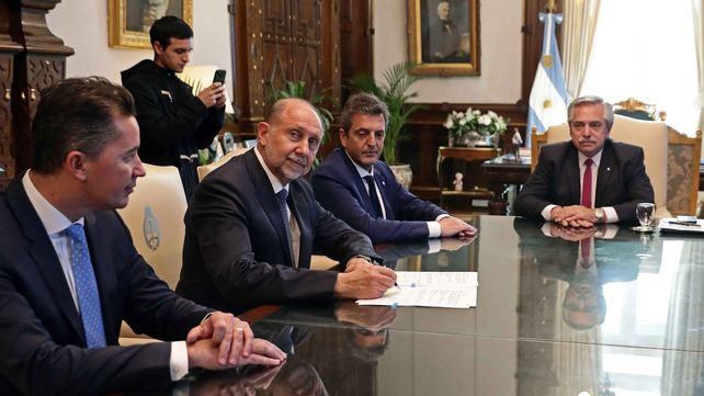 El gobernador Perotti firma el convenio junto al ministro de Economía