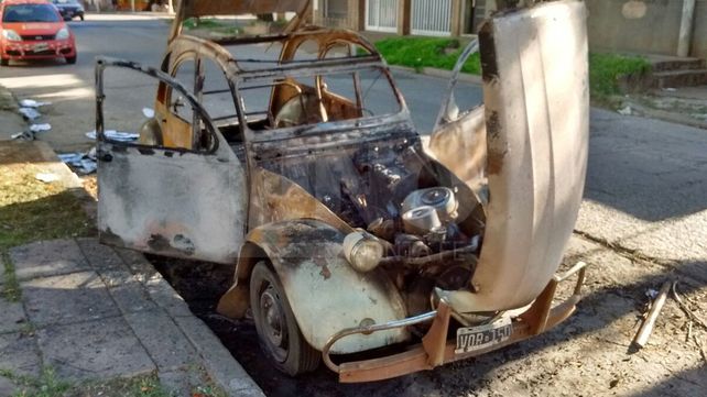 Un Citroën 3 CV se convirtió hoy en el 100º auto quemado del año
