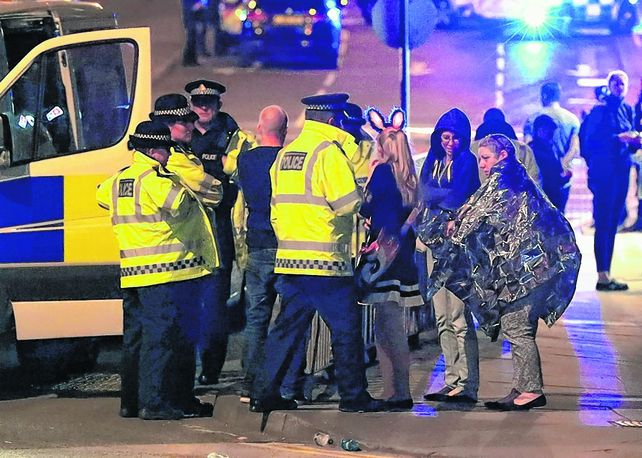 miedo. La policía asiste a un grupo de mujeres en las inmediaciones del estadio Manchester Arena.&nbsp;