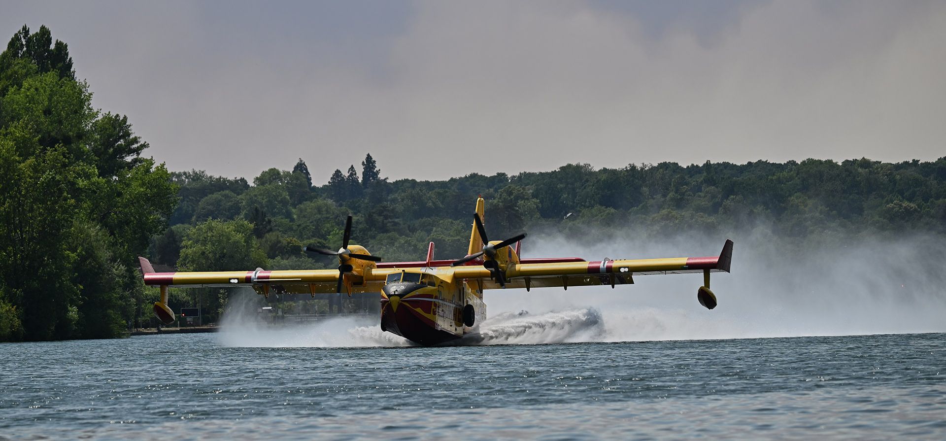 Un avión cisterna Canadair recoge agua del río Sena mientras combate incendios forestales en la región forestal de Fontainebleau, a unos 60 kilómetros (37 millas) al sur de París, Francia, el lunes 13 de julio de 2026. (Foto AP/Emma Da Silva) Un avión cisterna Canadair recoge agua del río Sena mientras combate incendios forestales en la región forestal de Fontainebleau, a unos 60 kilómetros (37 millas) al sur de París, Francia, el lunes 13 de julio de 2026. (Foto AP/Emma Da Silva)