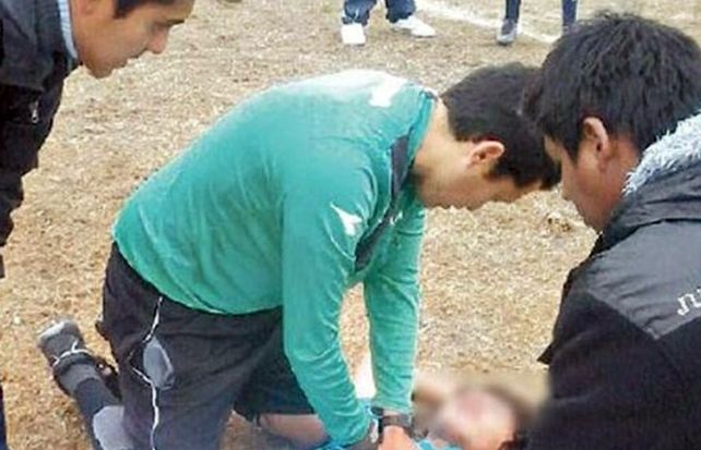 El chico cayó desvanecido y el árbitro lo mantuvo con vida hasta que llegó la ambulancia.